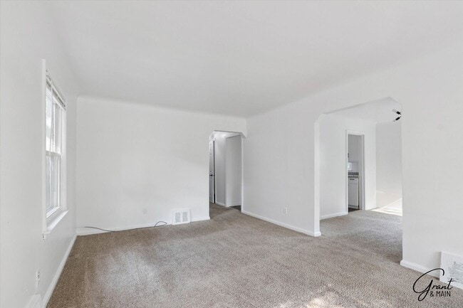 Foto del edificio - 3 Bedroom - 1 Bath- $1,150.00