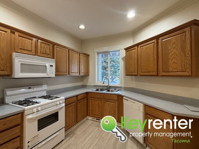 Building Photo - Newly Remodeled Townhouse in University Pl...