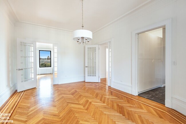 Building Photo - MINT PREWAR 3BR W/ DIRECT PARK VIEWS