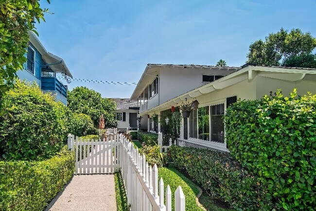 Building Photo - 245 Cypress Dr