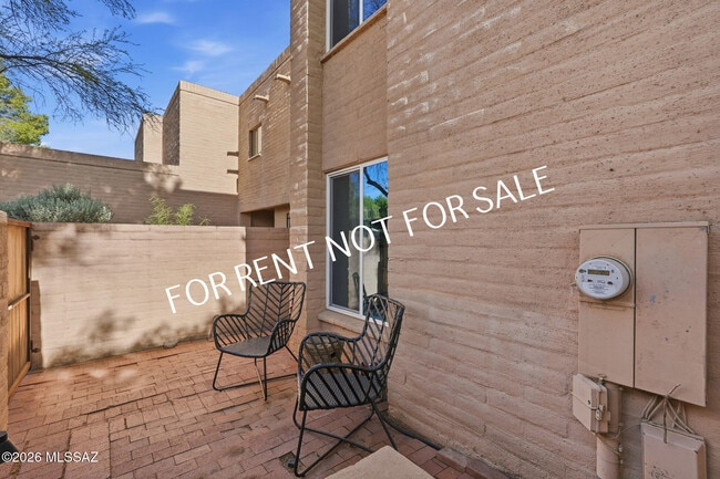 Building Photo - 2824 E Sierra Vista Rd