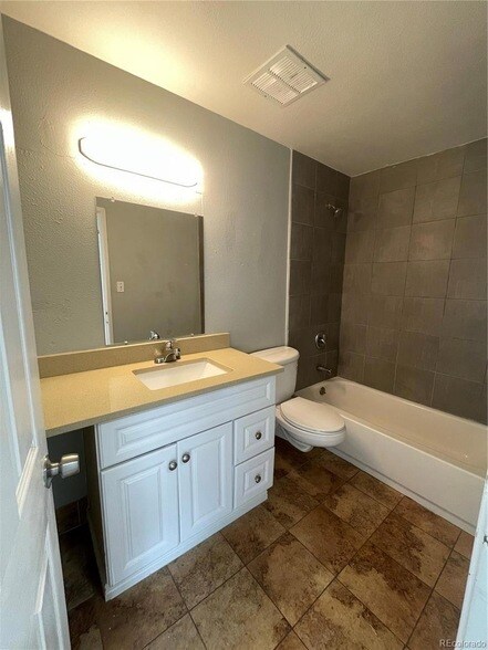 Foto del edificio - 1590 Clinton St