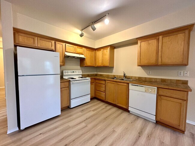 Building Photo - Newly Renovated! 508 Tremont Ave #102