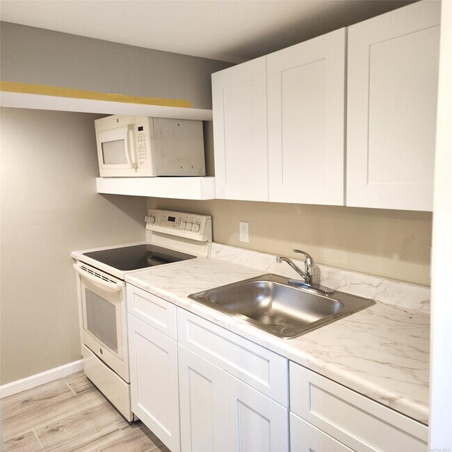 Foto del edificio - 384 Soundview Dr