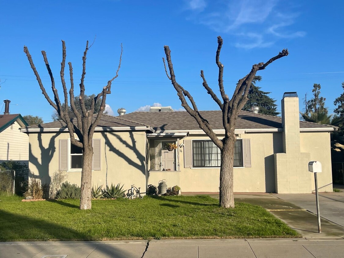 Primary Photo - Nice home for rent in Visalia with a pool