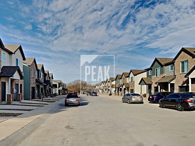 Foto del edificio - $1599! 3 Bed/2.5 Bath Townhome with a FRIDGE PROVIDED!