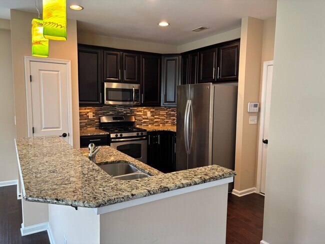 Foto del edificio - Beautiful End Unit Townhome in the McCarle...