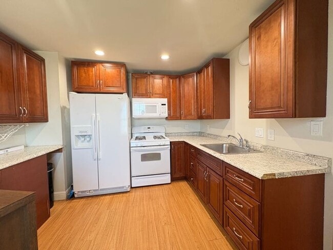 Building Photo - Charming 2 Bedroom Upstairs Unit in the He...