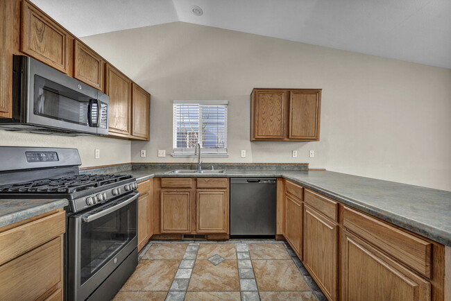 Building Photo - 17765 Oakview Ct