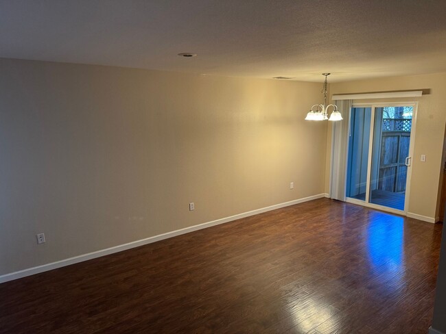 Building Photo - Charming 2 Bedroom 1.5 Bathroom Townhome w...