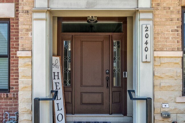 Foto del edificio - Stunning One Loudoun Townhome – 3BR / 3.5BA in Prime Ashburn Location – Available May 1