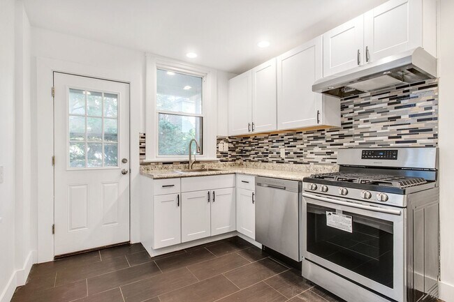 Building Photo - Updated Home with 3 Beds, 1.5 Baths, and B...