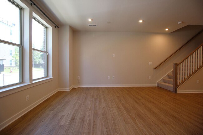 Building Photo - Well-located 2-bedroom