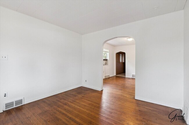 Foto del edificio - 3 bedroom - 1 bath  $1095/month