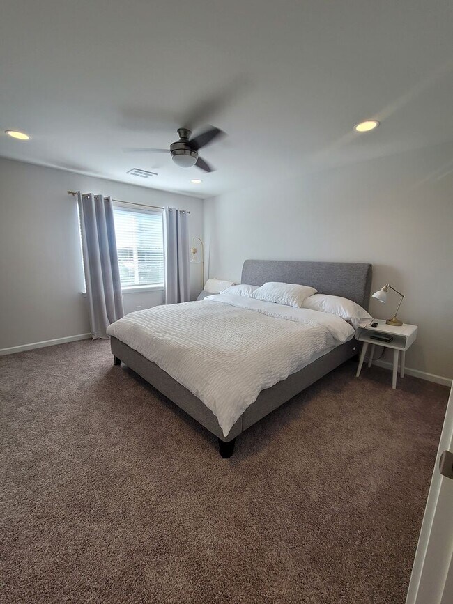 Building Photo - Kent Gated community townhome for lease - $2695.00 - 2 bedroom 2.5 bathroom furnished - 1 car gar...
