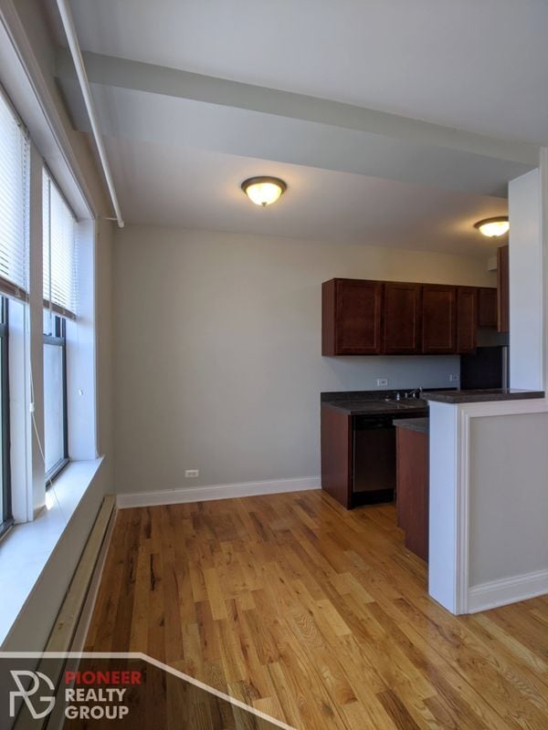 Building Photo - 818 W Diversey Pkwy