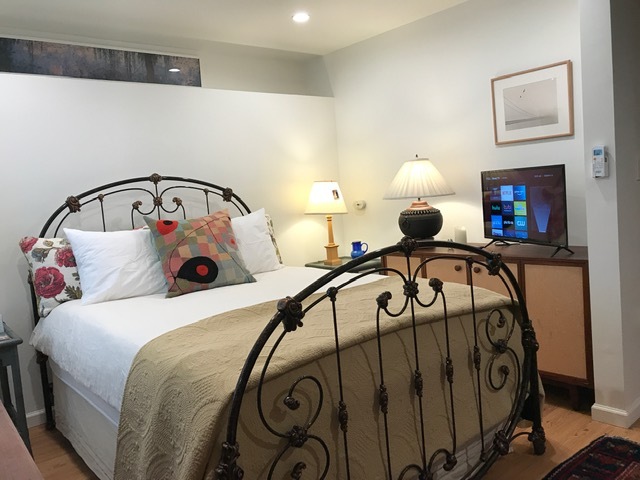 Queen size bed with comfort mattress, Roku T - 81 Park Ter W