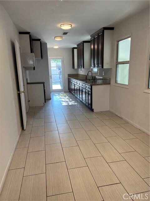 Foto del edificio - 8564 Cole St