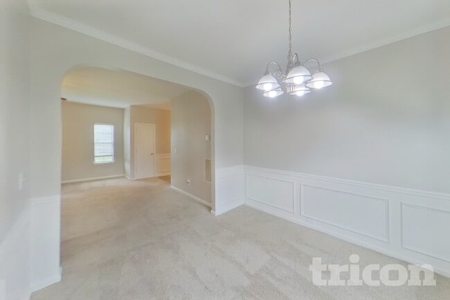 Building Photo - 15 Silver Willow Walk