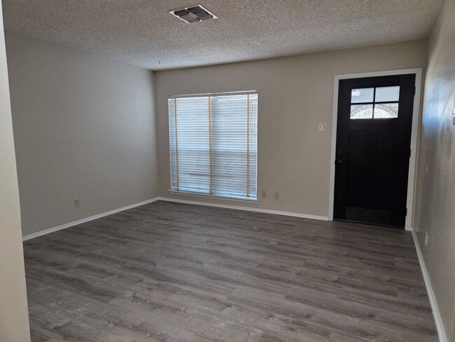 Building Photo - Spacious 4 Bedroom Ranch