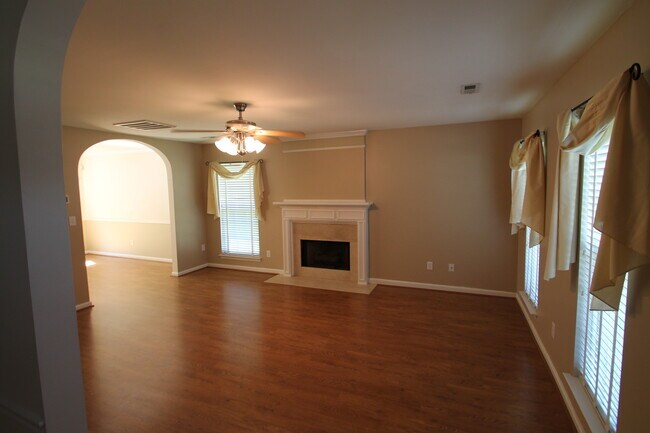 Foto del edificio - Exclusively Offered by Muse Realty, LLC