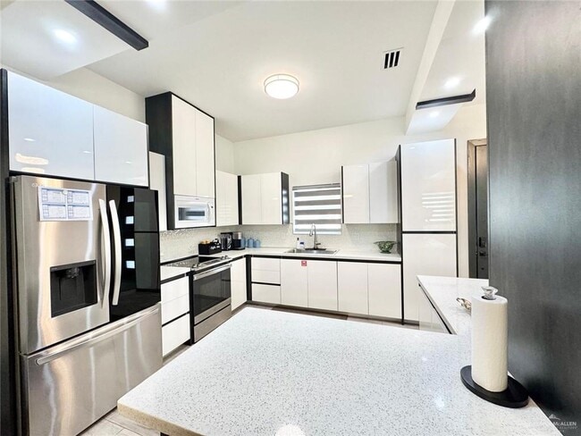 Building Photo - 26 Sequoia Ave