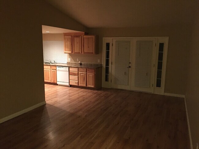 Building Photo - 3 Bedroom 2 Bathroom House
