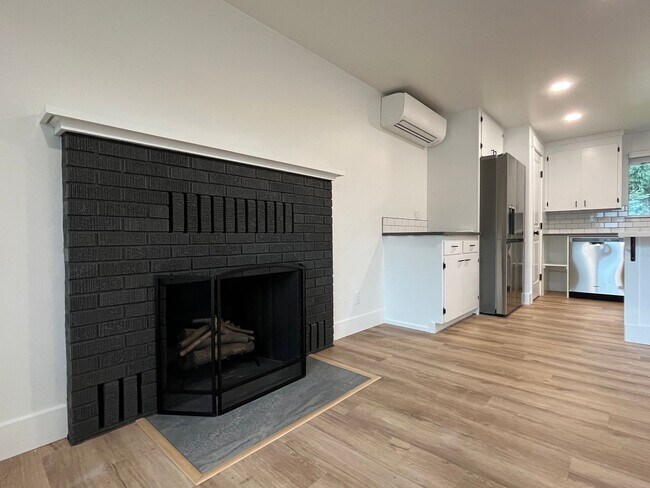 Building Photo - $500 MOVE IN INCENTIVE CONCESSION! Large s...