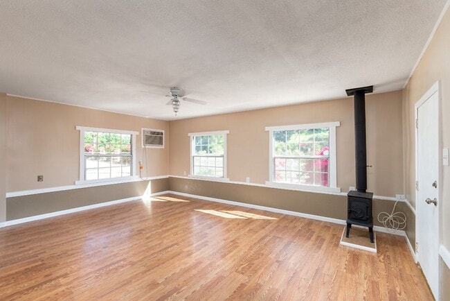 Building Photo - One bedroom Private home on Horse Property