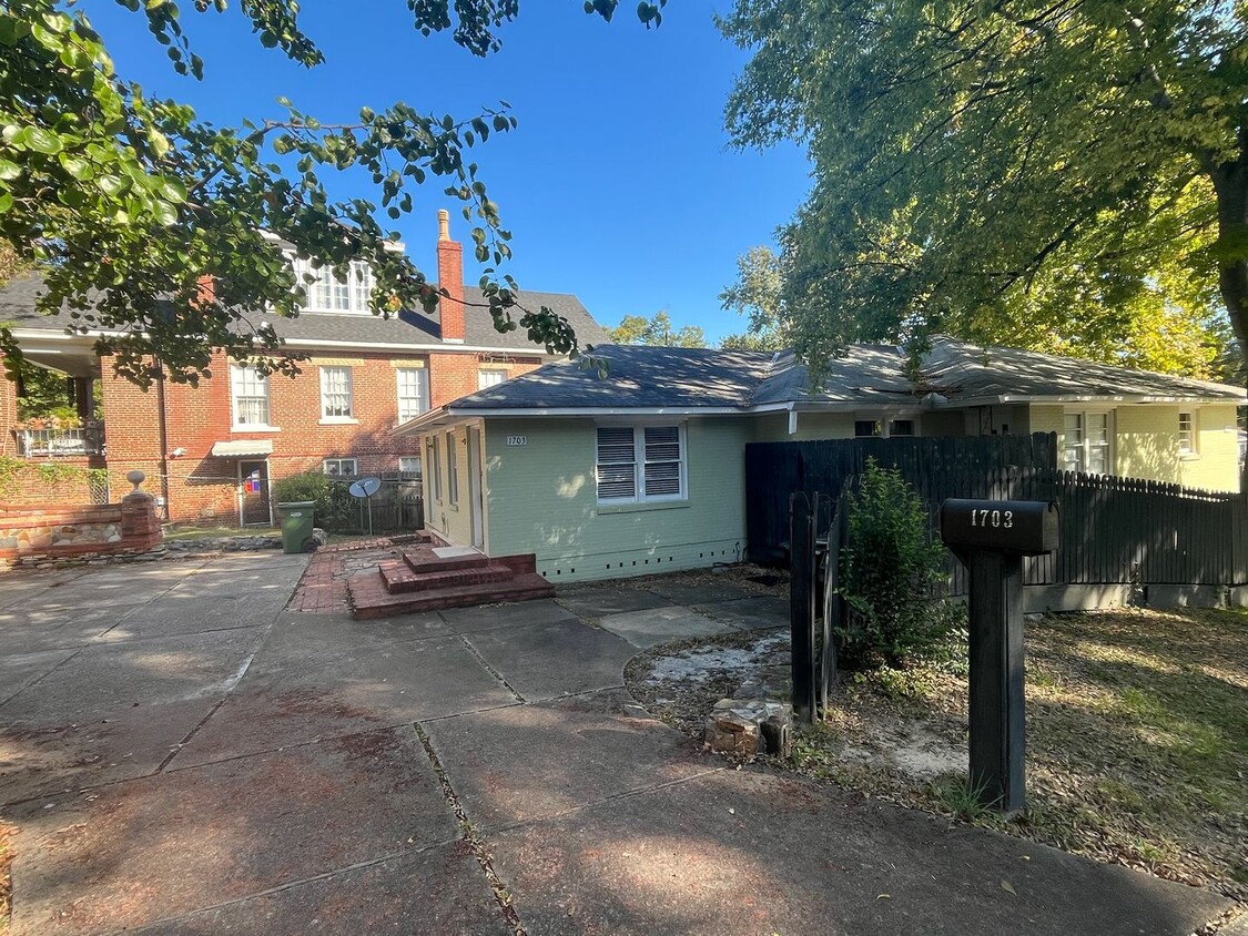 Foto principal - Lakebottom Area! Move In Special! 2 Weeks ...
