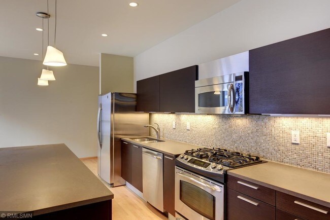 Foto del edificio - 3116 W Lake St