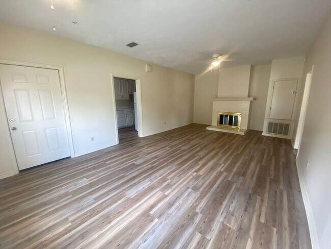Building Photo - Cozy & Economical Unit in The Cove w/Water...
