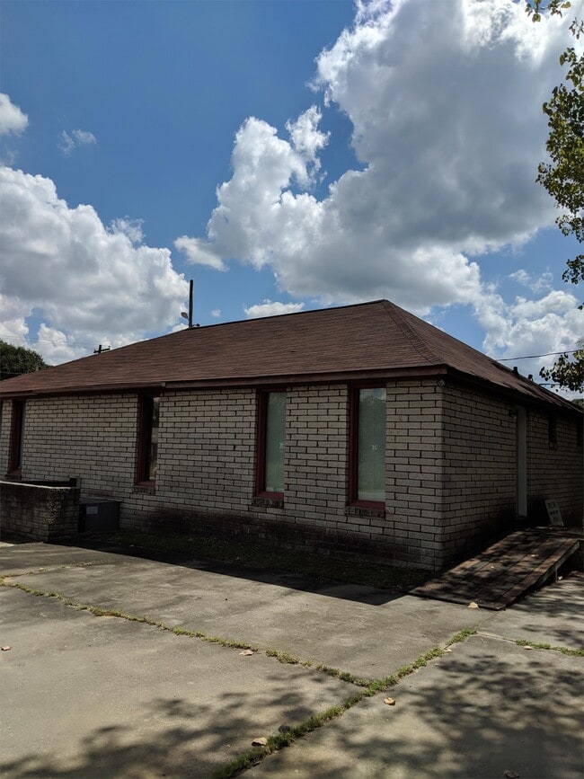 Building Photo - 1192 Memorial Park Rd