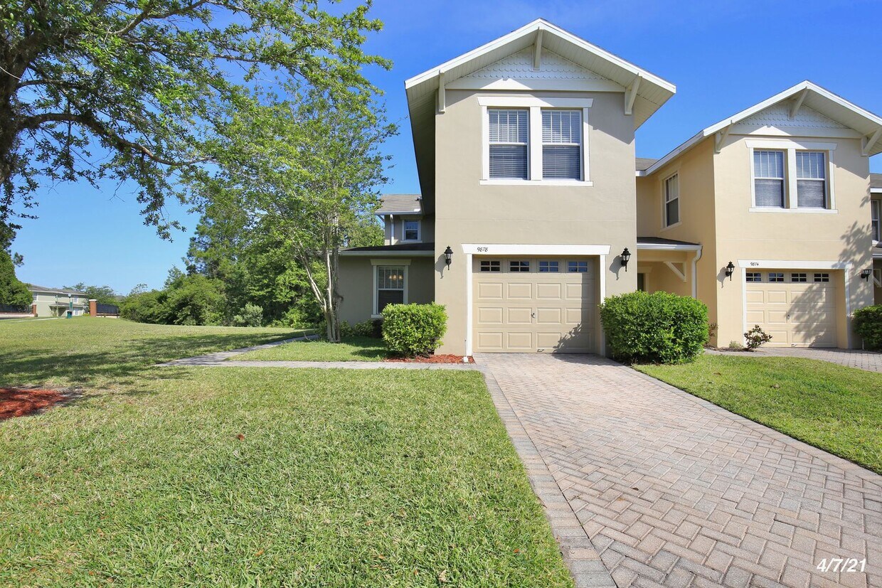 Foto principal - Gorgeous 3/2.5 Spacious Townhome with 1 Ca...