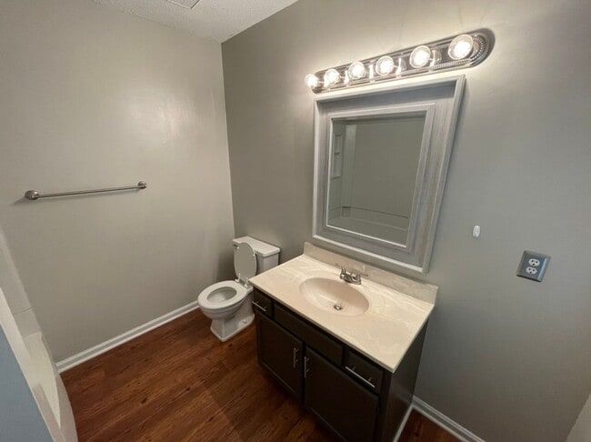 Foto del edificio - Quaint End Unit Two Bedroom Townhome in Cary