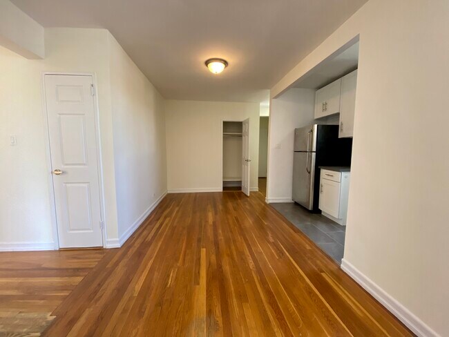 FOYER - 9002 63rd Dr