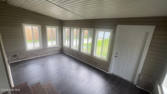 Building Photo - 104 Greencrest Cir