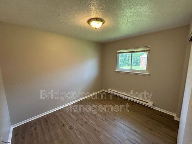 Foto del edificio - 4570 Waynedale Cir