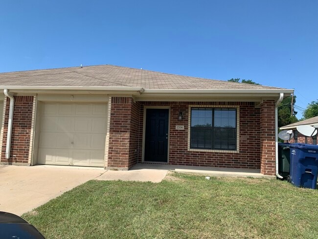 Building Photo - 2706 Ashley Dr