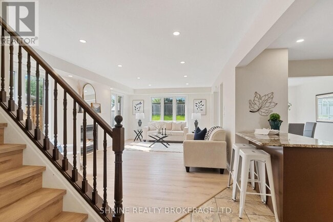 Building Photo - 899 Bradshaw Crescent