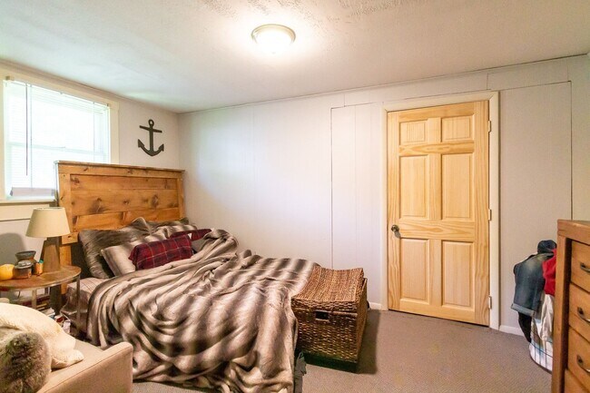 Foto del edificio - PRELEASING for AUGUST! Close to Campus