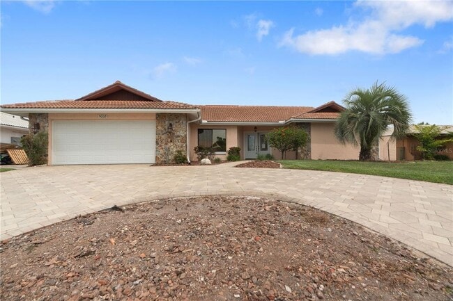 Building Photo - 5008 S Shore Dr