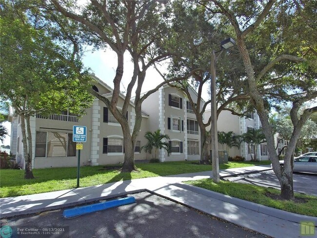 Building Photo - 2811 N Oakland Forest Dr
