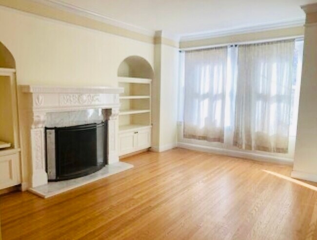 living room - 2814 Baker St