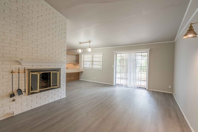 Building Photo - Gorgeous Ranch Style Home with 3 Bedrooms 1.5 Bath!