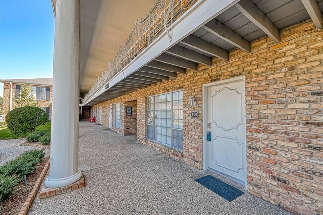 Building Photo - 2121 Fountain View Dr
