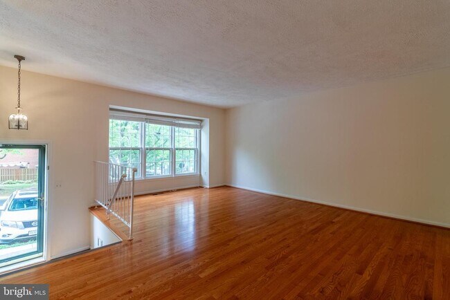 Building Photo - 4796 Gainsborough Dr