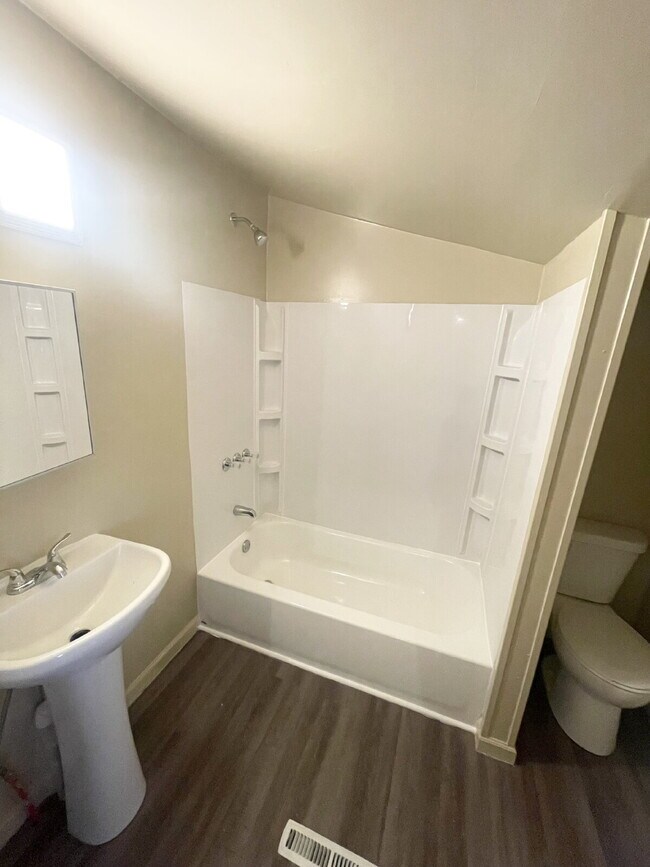 Foto del edificio - 2 Bedroom located on a quiet street in popular Beech Grove