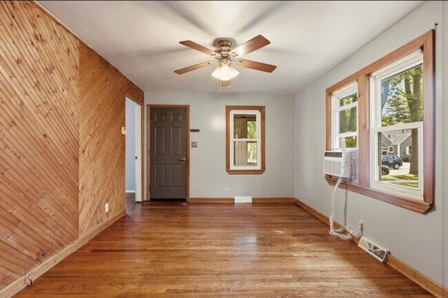 Foto del edificio - Move-In Ready 3 Bedroom with Fenced Yard & Garage!