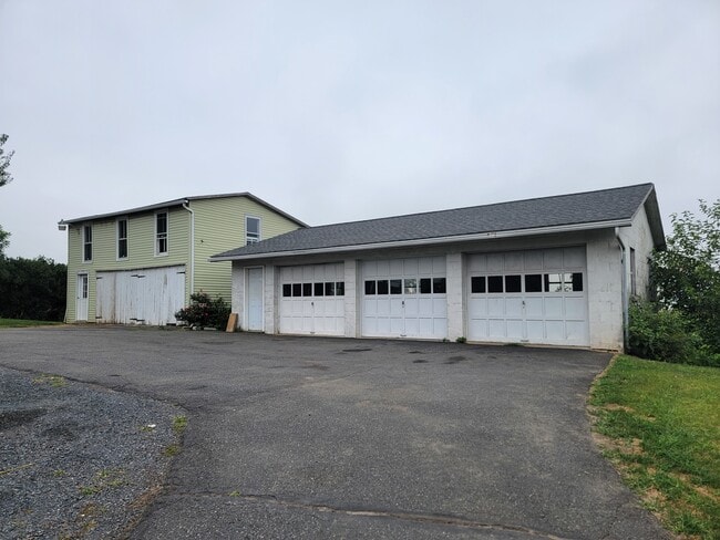 Building Photo - 4098 Division Hwy
